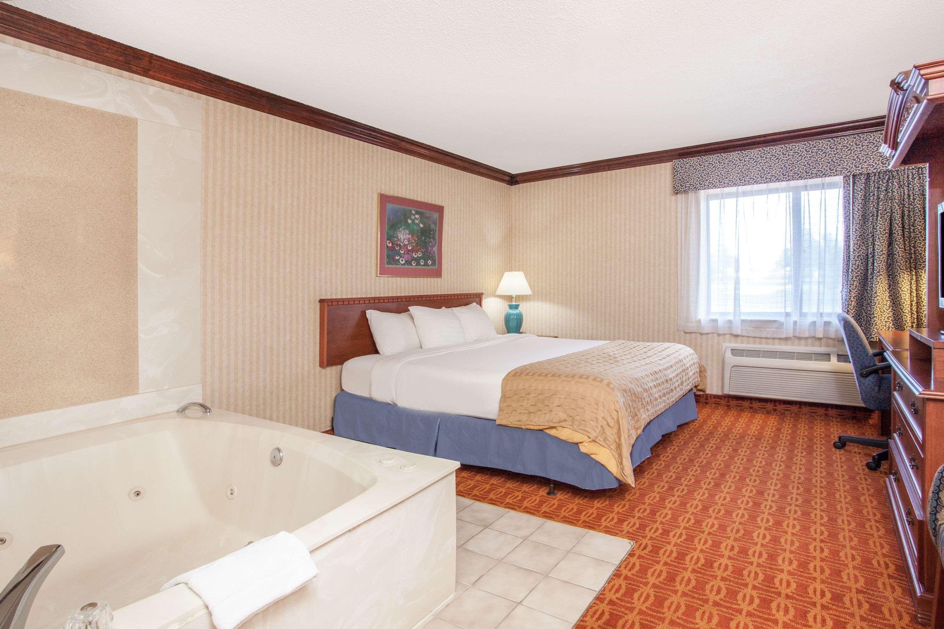 Baymont By Wyndham Detroit/Roseville Esterno foto