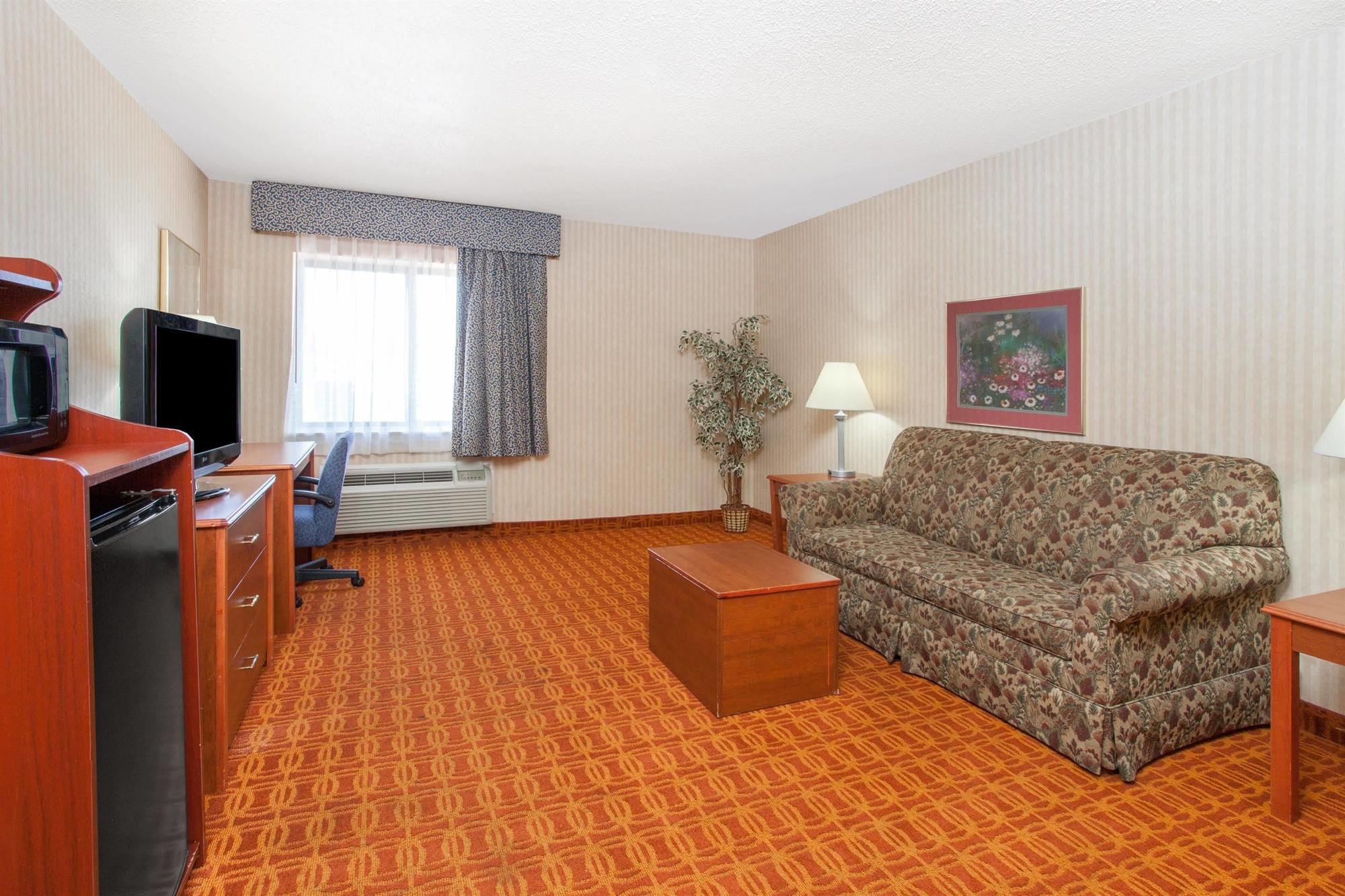 Baymont By Wyndham Detroit/Roseville Esterno foto