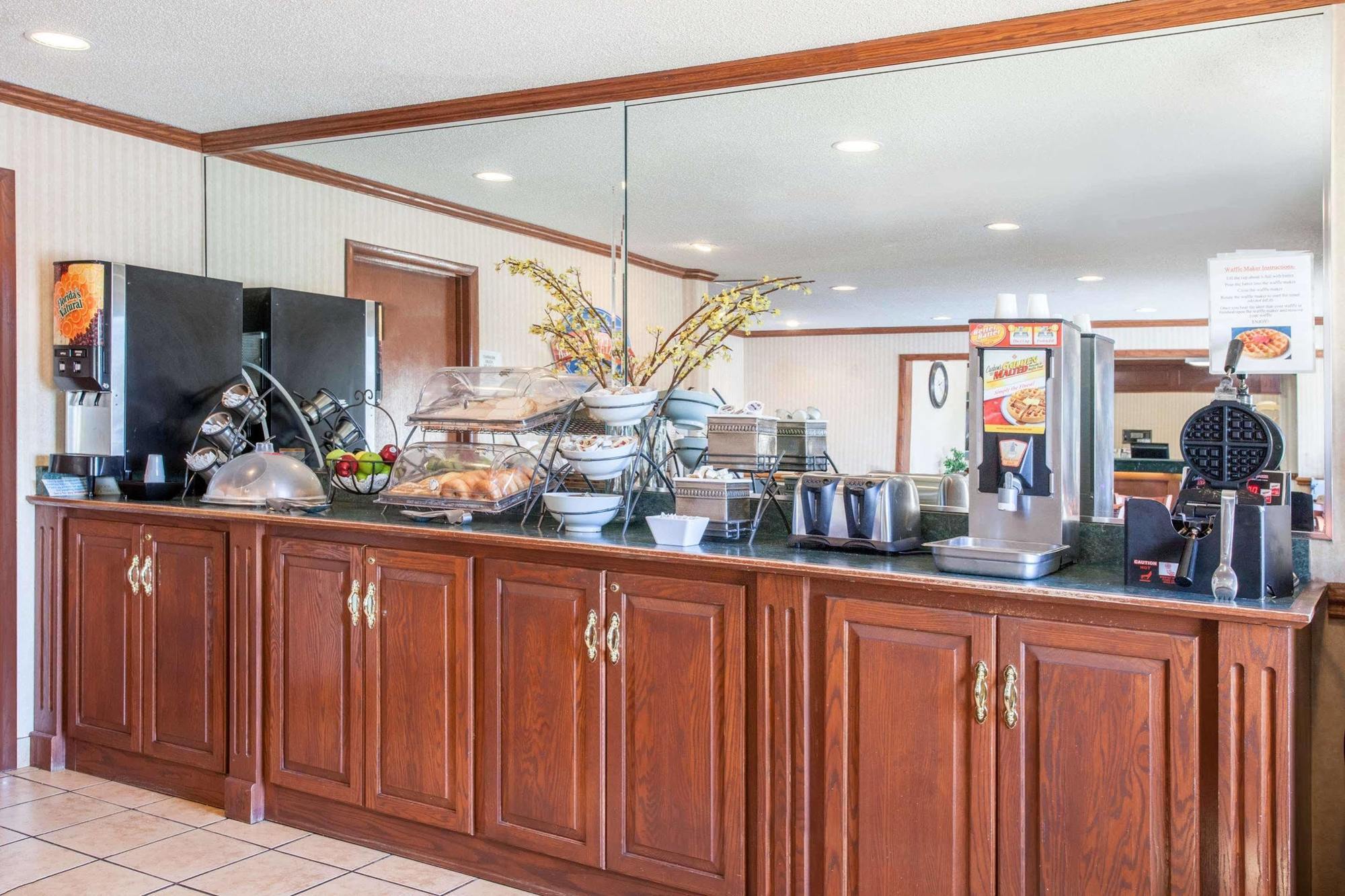 Baymont By Wyndham Detroit/Roseville Esterno foto
